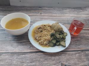 Zdjęcie przedstawia Dietę łatwostrawną: Zupa ziemniaczana  Zrazik drobiowy z kurczaka pieczony  Sos jarzynowy dieta  Kasza jęczmienna/sypko Cukinia gotowana  Kompot owocowy z jabłkami